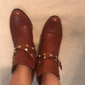 GUESS BROWN BOOTS SUPER CUTE